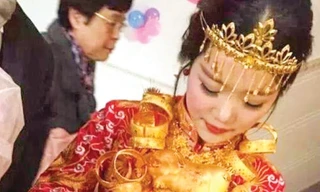 Hình ảnh nổi tiếng trên mạng về những Cô dâu Phủ Điền vàng đeo trĩu người