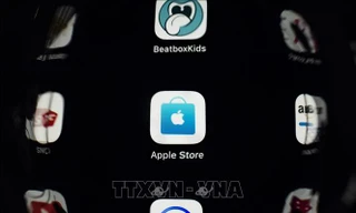 Biểu tượng App Store trên màn hình điện thoại. Ảnh: AFP/TTXVN