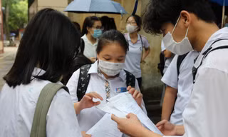 Thí sinh trao đổi môn tiếng Anh tại điểm thi Trường THPT Trần Phú sang 12/6. Ảnh: Như Ý 