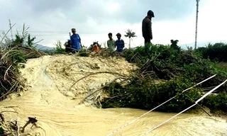 Dân tò mò đến xem hiện tượng lạ từ lòng đất ở Phú Yên