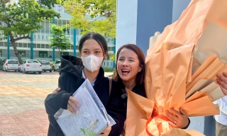 Vỡ òa cảm xúc kết thúc thi theo chương trình mới, cập nhật giải đề 