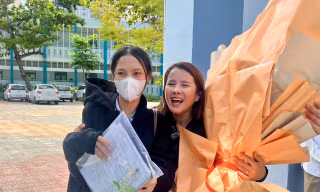 Vỡ òa cảm xúc kết thúc thi theo chương trình mới, cập nhật giải đề 