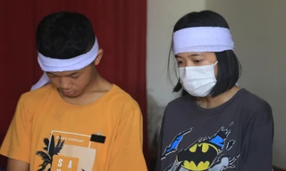 Em Phạm Thị Phương Thảo buồn bã trước nỗi đau mất bố. 