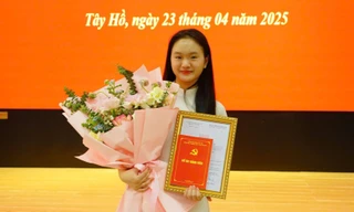Nữ sinh lớp 12 - Cánh chim đầu đàn của lớp chuyên Địa được kết nạp Đảng