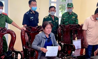 Thấy người phụ nữ ngoại quốc có biểu hiện lạ, kiểm tra thu lượng lớn vàng lậu