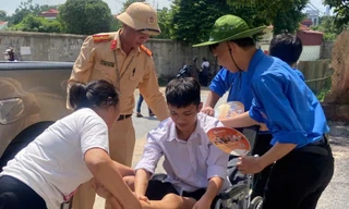 Thí sinh đi xe lăn đến làm thủ tục thi tốt nghiệp