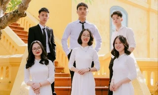 Nguyễn Xuân Bách (hàng sau, đứng giữa) và các bạn