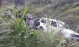 Lực lượng chức năng tiếp cận hiện trường vụ tai nạn. 