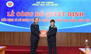 Tổng cục phó Lưu Mạnh Tưởng trao quyết định cho ông Nguyễn Văn Hoàn chiều 30/11