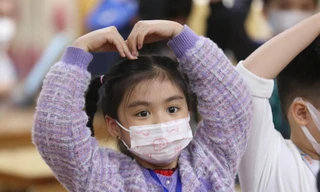 Hơn 1 triệu học sinh Thủ đô đến trường: Dậy từ tờ mờ sáng, mua hoa tươi trưng lớp