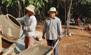 Một thầy giáo làm thêm nghề phu hồ khi đồng lương còn eo hẹp.