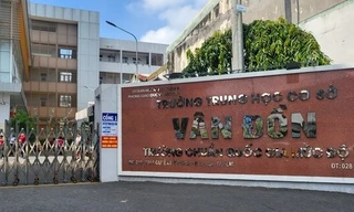 Sau bữa trưa, hàng chục học sinh ở một trường tại TPHCM nôn ói, đau bụng