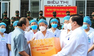 Trong chuyến thăm, làm việc với Hà Nội, Chủ tịch nước Nguyễn Xuân Phúc đánh giá, các biện pháp phòng chống dịch của Hà Nội đã thấm tới người dân, được người dân đồng thuận, ủng hộ. Ảnh: Như Ý