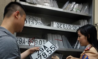 CSGT trao biển kiểm soát mới 5 số cho dân thay biển cũ là 4 số.