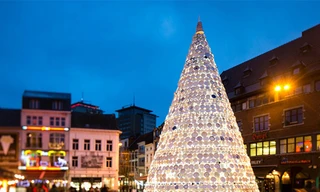 Cây thông được làm từ hơn 5.000 đĩa và tách sứ của những gia đình trong vùng