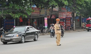Nữ cảnh sát giao thông đất Tổ xuống phố