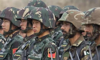 Binh sĩ Pakistan và binh sĩ Trung Quốc tham gia 1 cuộc tập trận chung. Ảnh: AP