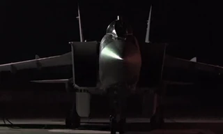 Xem tiêm kích đánh chặn MiG-31 phóng tên lửa huỷ diệt mục tiêu trong đêm