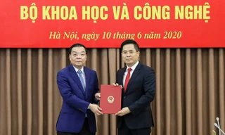 Bộ trưởng Chu Ngọc Anh trao quyết định cho tân Thứ trưởng Nguyễn Hoàng Giang.