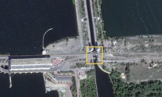 Cầu Kakhovsky ở Kherson bị phá hủy. Ảnh: Planet Labs