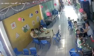 Cô giáo được cho là đánh vào đầu trẻ vì không nuốt kịp. (Ảnh cắt clip)