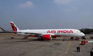 Máy bay hạ cánh khẩn cấp vì một tờ giấy viết tay ở trong toilet 