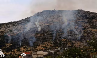 Khói bốc lên sau đợt không kích của Thổ Nhĩ Kỳ ở miền Bắc Iraq - Ảnh: INA