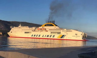 Từ xa đã có thể nhìn thấy những đám khói đen bốc lên từ chiếc phà. Ảnh: Ekathemirini