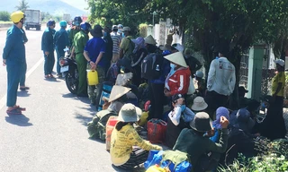 Đi bộ 50 km, 47 lao động được quân đội đưa về quê