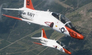 Hai chiếc máy bay phản lực T-45 Goshawk thuộc Hải quân Mỹ 