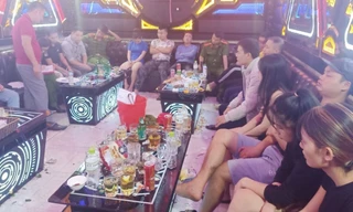 Công an lập biên bản, bắt giữ nhóm thanh niên sử dụng ma túy. Ảnh: Công an huyện Chiêm Hóa.