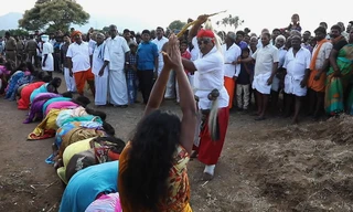 Ám ảnh nghi lễ trừ tà ma bằng cách đánh đập các cô gái trẻ