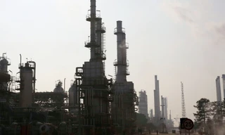 Một nhà máy lọc dầu của Iran. Ảnh: AP