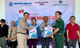 Ông Nguyễn Văn Tưởng, chủ tịch công ty Trầm hương Khánh Hoà cùng đại diện Bộ Chỉ huy bộ đội Biên phòng tỉnh Khánh Hoà trong buổi trao quà cho ngư dân