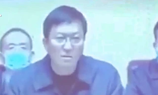 Ảnh chụp video ông Đổng Hồng nói sẽ cách ly rồi tạm giam người dân trở về huyện Đan Thành từ vùng rủi ro trung bình hoặc cao. Ảnh: Weibo.