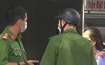 Đâm chết bạn nhậu trên taxi rồi trèo qua cửa kính bỏ trốn