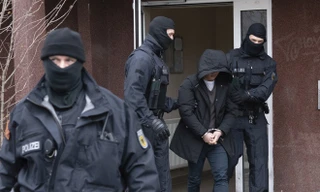 Cảnh sát Đức bắt giữ một nghi phạm tại Berlin. Ảnh: SCMP.