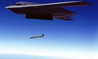 Oanh tạc cơ B-2 thả tên lửa JASSM nguyên bản trong một đợt thử nghiệm. Ảnh: Lockheed Martin.