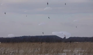 Lính dù Nga đổ bộ lúc bình minh