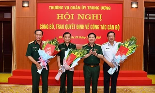 Đại tướng Ngô Xuân Lịch chúc mừng ba tân Thứ trưởng Bộ Quốc phòng.