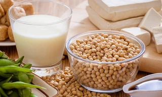 Sữa đậu nành được coi là ‘thần dược tăng vòng một' nhưng uống nhiều lại gây tác dụng phụ không ngờ tới