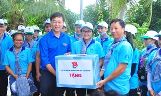 Bí thư thứ nhất Trung ương Đoàn Lê Quốc Phong tặng quà, động viên sinh viên tình nguyện ở Bến Tre. Ảnh: Hoà Hội