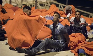 Người di cư Maroc được cứu ở ngoài khơi eo biển Gibraltar thuộc Tây Ban Nha. Ảnh tư liệu: AFP/TTXVN