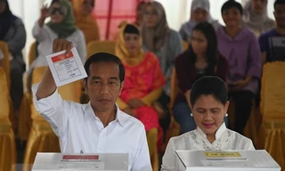 Tổng thống Indonesia Joko Widodo (trái) bỏ phiếu tại điểm bầu cử Tổng thống ở Jakarta ngày 17/4/2019. Ảnh: AFP