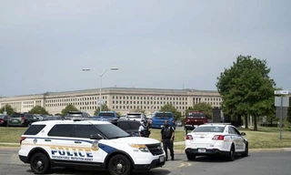 Cảnh sát phong tỏa lối vào Lầu Năm Góc. Ảnh: AP.