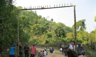 Cổng cấm được dựng để chuẩn bị cho lễ cúng bản