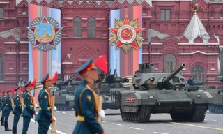 Xe tăng chiến đấu chủ lực T-14 Armata của Nga diễu binh trên Quảng trường Đỏ. Ảnh: Sputnik