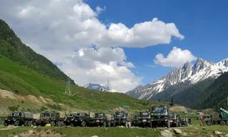 Binh sĩ cùng xe tải của Ấn Độ tại một trại quá cảnh tạm thời trước khi hướng tới Ladakh hôm 16-6. Ảnh: REUTERS