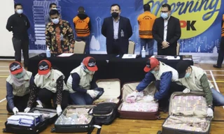 Các vali tang vật trong một cuộc họp báo. Ảnh: AP