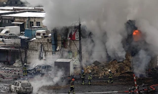 Nhà cửa, xe cộ bị phá hủy sau cuộc tấn công của Nga. Ảnh: CNN